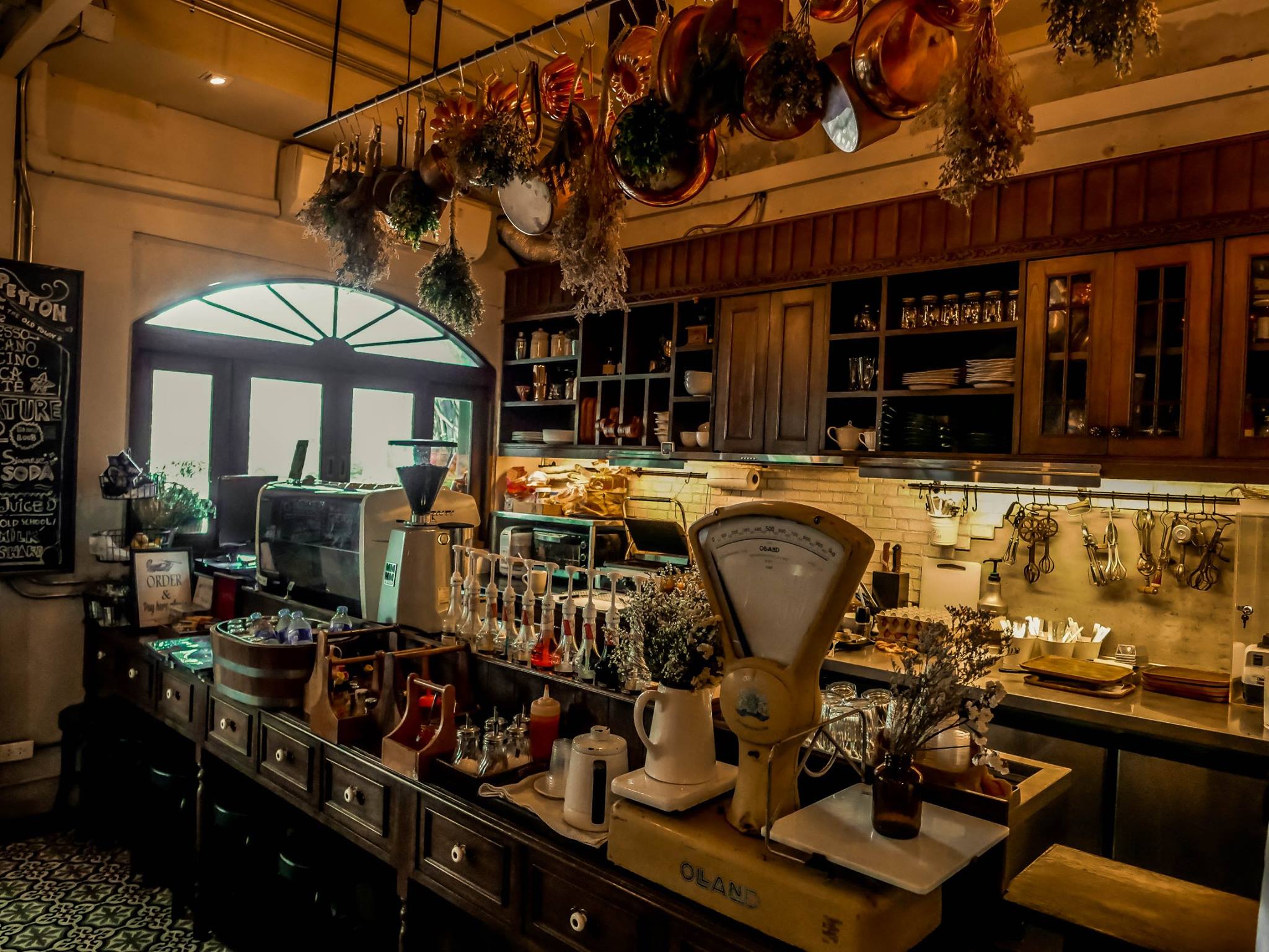 อร่อยเด็ด, ร้านข้าวต้มนายอ๋า, ร้านฟ้ามุ่ย, ร้านสุธาทิพย์, Blue Tree coffeebar, ร้านชั่งเส็ง ก๋วยเตี๋ยวลูกชิ้นปลา (เจ้เกียว), Pat Cafe Boraan แพท คาเฟ่ โบราณ, อ้วนโภชนา อาหารไทย อีสาน , ครัวป้าแดงบางลำพู, Cafe' Velodome