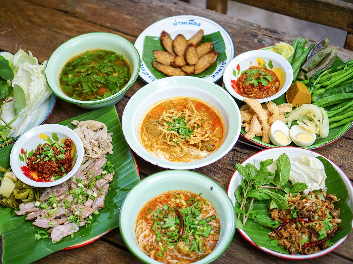 หลังรามฯเมี่ยงปลาเผา, ก๋วยเตี๋ยวกระดูกหมูป้ายเหลือง ลุงจำเนียร, แกงป่า, หนึ่งปูม้าทะเลเผา , โจ๊กข้อไก่ VS., ร้านอาหารจันทน์หอม