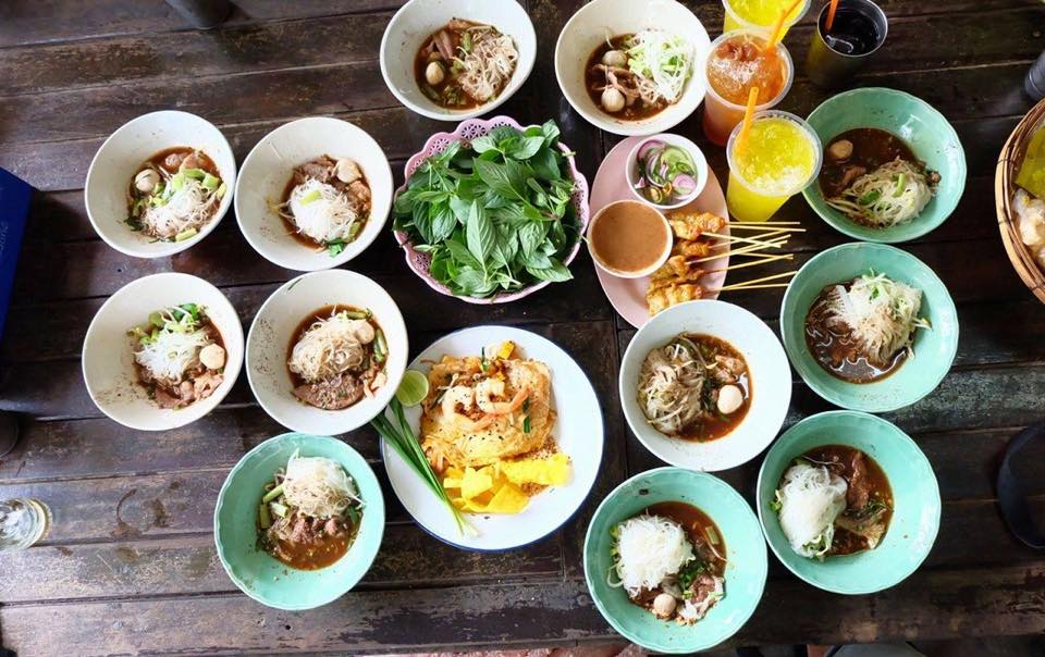 ก๋วยเตี๋ยวเรือคุณนาย,   ก๋วยเตี๋ยวเรือคุณนายเป็นร้านก๋วยเตี๋ยวเนื้อ-หมูน้ำตกน้ำข้นๆ ปรุงพร้อมเสิร์ฟชามต่อชาม เน้นเรื่องความสะอาดสดใหม่ใส่ใจทุกเมนู แต่ละอย่างยั่วน้ำลายสุดๆ ทั้งน้ำตกหมู น้ำตกเนื้อ ต้มยำไข่ เย็นตาโฟต้มยำ เริ่มที่ 35 บาท ปิดท้ายด้วยเครื่องดื่มชื่นใจสุดๆ อย่างน้ำลำไย อยากอร่อยแบบเต็มชาม หรืออยากชื่นใจกับเครื่องดื่มสมุนไพรสูตรทางร้านต้องแวะมานะคะ, ก๋วยเตี๋ยวเรืออยุธยา รจ'เด็จ, ก๋วยเตี๋ยวเรือคลองสระบัว, ก๋วยเตี๋ยวเรือห้อยขา อยุธยา, ก๋วยเตี๋ยววัดใหญ่, ก๋วยเตี๋ยวเรืออยุธยา-โอชินสูตรโบราณ