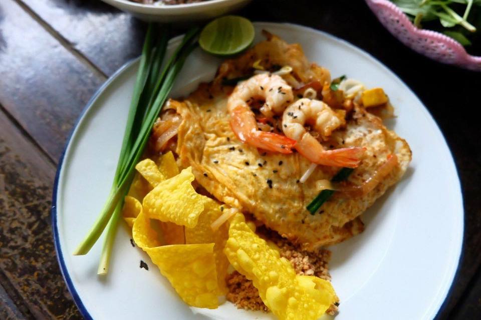 ก๋วยเตี๋ยวเรือคุณนาย,   ก๋วยเตี๋ยวเรือคุณนายเป็นร้านก๋วยเตี๋ยวเนื้อ-หมูน้ำตกน้ำข้นๆ ปรุงพร้อมเสิร์ฟชามต่อชาม เน้นเรื่องความสะอาดสดใหม่ใส่ใจทุกเมนู แต่ละอย่างยั่วน้ำลายสุดๆ ทั้งน้ำตกหมู น้ำตกเนื้อ ต้มยำไข่ เย็นตาโฟต้มยำ เริ่มที่ 35 บาท ปิดท้ายด้วยเครื่องดื่มชื่นใจสุดๆ อย่างน้ำลำไย อยากอร่อยแบบเต็มชาม หรืออยากชื่นใจกับเครื่องดื่มสมุนไพรสูตรทางร้านต้องแวะมานะคะ, ก๋วยเตี๋ยวเรืออยุธยา รจ'เด็จ, ก๋วยเตี๋ยวเรือคลองสระบัว, ก๋วยเตี๋ยวเรือห้อยขา อยุธยา, ก๋วยเตี๋ยววัดใหญ่, ก๋วยเตี๋ยวเรืออยุธยา-โอชินสูตรโบราณ