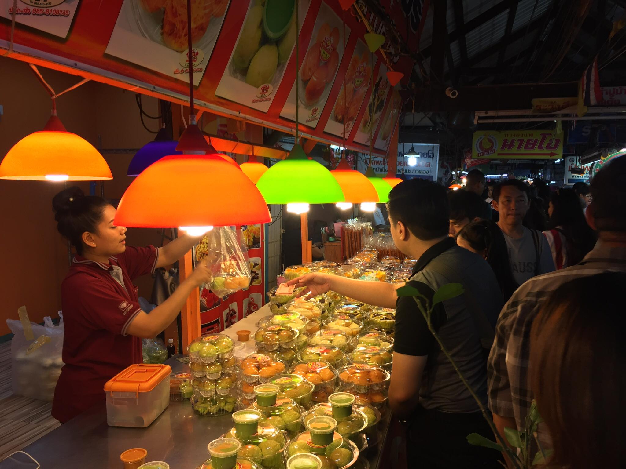 เป็ดพะโล้นายหนับ ตลาดน้ำดอนหวาย, ปังพอนด์_ดอนหวาย, ครัวบ้านเตี่ย ตลาดน้ำวัดดอนหวาย, แพสุวรรณรัตน์ ตลาดริมน้ำดอนหวาย, เป็ดพะโล้นายโอ, เพชรเบเกอรี่, ปลาต้มเค็มป้าต้อย (ตลาดดอนหวาย), ขนมชั้น แสงดาว, ตลาดริมน้ำวัดดอนหวาย จ.นครปฐม, ร้านขนมสอดไส้ผู้พัน - ตลาดน้ำดอนหวาย, ขนมหวานเจ๊โส่ย..ตลาดดอนหวาย, ศรียาภัย ไอศครีมกะทิสด, ขนมตาลป้าไข่, ขนมไทย เจิมทอง ตลาดดอนหวาย, ร้านขนมมุสลิมโบราณ786 ขนมฝักบัว, ขนมเบื้องญวน ขนมหม้อแกงถั่ว, ไข่เค็มป้ายม, นิด หมี่กรอบมันกุ้ง, ร้านกวยจั๊บนายตือ ดอนหวาย