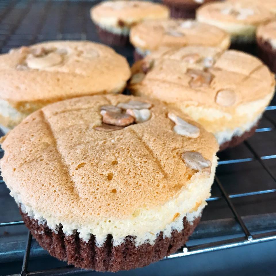 เป็ดพะโล้นายหนับ ตลาดน้ำดอนหวาย, ปังพอนด์_ดอนหวาย, ครัวบ้านเตี่ย ตลาดน้ำวัดดอนหวาย, แพสุวรรณรัตน์ ตลาดริมน้ำดอนหวาย, เป็ดพะโล้นายโอ, เพชรเบเกอรี่, ปลาต้มเค็มป้าต้อย (ตลาดดอนหวาย), ขนมชั้น แสงดาว, ตลาดริมน้ำวัดดอนหวาย จ.นครปฐม, ร้านขนมสอดไส้ผู้พัน - ตลาดน้ำดอนหวาย, ขนมหวานเจ๊โส่ย..ตลาดดอนหวาย, ศรียาภัย ไอศครีมกะทิสด, ขนมตาลป้าไข่, ขนมไทย เจิมทอง ตลาดดอนหวาย, ร้านขนมมุสลิมโบราณ786 ขนมฝักบัว, ขนมเบื้องญวน ขนมหม้อแกงถั่ว, ไข่เค็มป้ายม, นิด หมี่กรอบมันกุ้ง, ร้านกวยจั๊บนายตือ ดอนหวาย