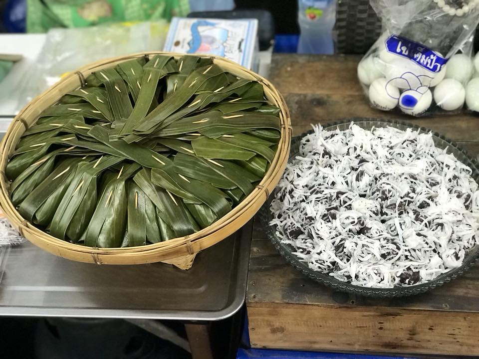 เป็ดพะโล้นายหนับ ตลาดน้ำดอนหวาย, ปังพอนด์_ดอนหวาย, ครัวบ้านเตี่ย ตลาดน้ำวัดดอนหวาย, แพสุวรรณรัตน์ ตลาดริมน้ำดอนหวาย, เป็ดพะโล้นายโอ, เพชรเบเกอรี่, ปลาต้มเค็มป้าต้อย (ตลาดดอนหวาย), ขนมชั้น แสงดาว, ตลาดริมน้ำวัดดอนหวาย จ.นครปฐม, ร้านขนมสอดไส้ผู้พัน - ตลาดน้ำดอนหวาย, ขนมหวานเจ๊โส่ย..ตลาดดอนหวาย, ศรียาภัย ไอศครีมกะทิสด, ขนมตาลป้าไข่, ขนมไทย เจิมทอง ตลาดดอนหวาย, ร้านขนมมุสลิมโบราณ786 ขนมฝักบัว, ขนมเบื้องญวน ขนมหม้อแกงถั่ว, ไข่เค็มป้ายม, นิด หมี่กรอบมันกุ้ง, ร้านกวยจั๊บนายตือ ดอนหวาย