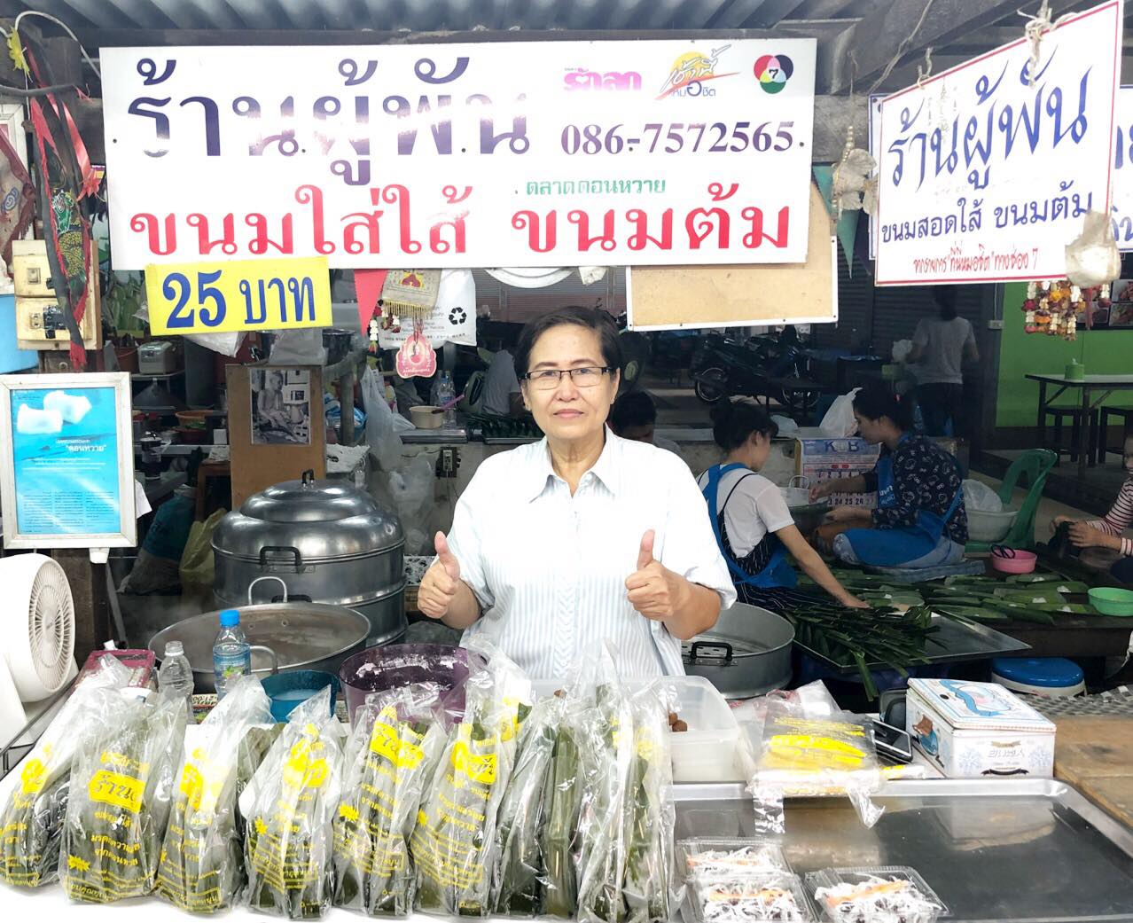 เป็ดพะโล้นายหนับ ตลาดน้ำดอนหวาย, ปังพอนด์_ดอนหวาย, ครัวบ้านเตี่ย ตลาดน้ำวัดดอนหวาย, แพสุวรรณรัตน์ ตลาดริมน้ำดอนหวาย, เป็ดพะโล้นายโอ, เพชรเบเกอรี่, ปลาต้มเค็มป้าต้อย (ตลาดดอนหวาย), ขนมชั้น แสงดาว, ตลาดริมน้ำวัดดอนหวาย จ.นครปฐม, ร้านขนมสอดไส้ผู้พัน - ตลาดน้ำดอนหวาย, ขนมหวานเจ๊โส่ย..ตลาดดอนหวาย, ศรียาภัย ไอศครีมกะทิสด, ขนมตาลป้าไข่, ขนมไทย เจิมทอง ตลาดดอนหวาย, ร้านขนมมุสลิมโบราณ786 ขนมฝักบัว, ขนมเบื้องญวน ขนมหม้อแกงถั่ว, ไข่เค็มป้ายม, นิด หมี่กรอบมันกุ้ง, ร้านกวยจั๊บนายตือ ดอนหวาย