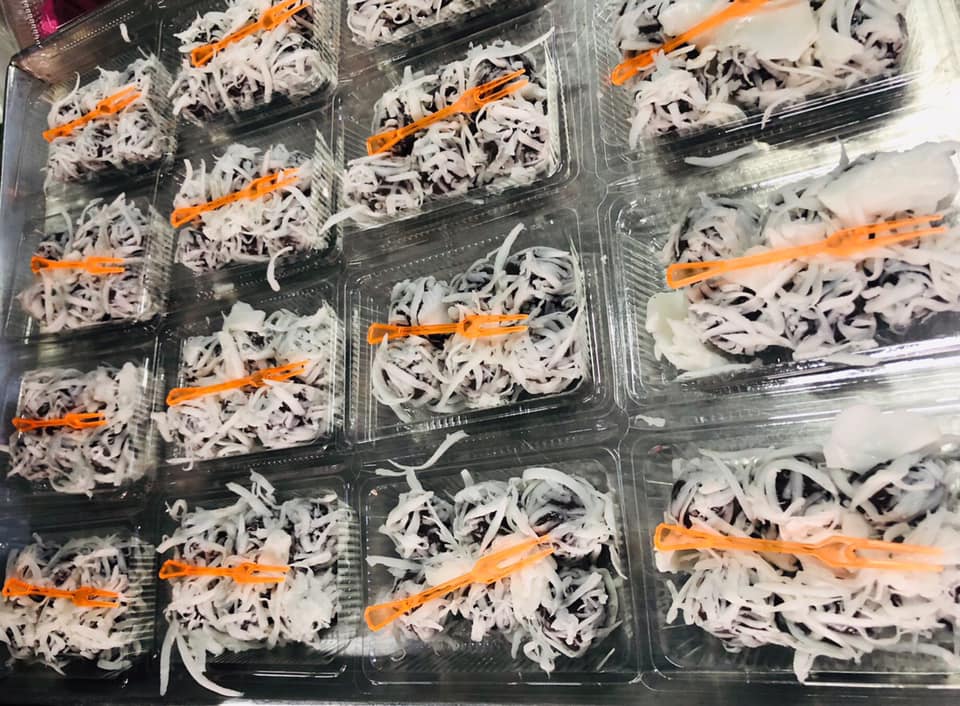 เป็ดพะโล้นายหนับ ตลาดน้ำดอนหวาย, ปังพอนด์_ดอนหวาย, ครัวบ้านเตี่ย ตลาดน้ำวัดดอนหวาย, แพสุวรรณรัตน์ ตลาดริมน้ำดอนหวาย, เป็ดพะโล้นายโอ, เพชรเบเกอรี่, ปลาต้มเค็มป้าต้อย (ตลาดดอนหวาย), ขนมชั้น แสงดาว, ตลาดริมน้ำวัดดอนหวาย จ.นครปฐม, ร้านขนมสอดไส้ผู้พัน - ตลาดน้ำดอนหวาย, ขนมหวานเจ๊โส่ย..ตลาดดอนหวาย, ศรียาภัย ไอศครีมกะทิสด, ขนมตาลป้าไข่, ขนมไทย เจิมทอง ตลาดดอนหวาย, ร้านขนมมุสลิมโบราณ786 ขนมฝักบัว, ขนมเบื้องญวน ขนมหม้อแกงถั่ว, ไข่เค็มป้ายม, นิด หมี่กรอบมันกุ้ง, ร้านกวยจั๊บนายตือ ดอนหวาย