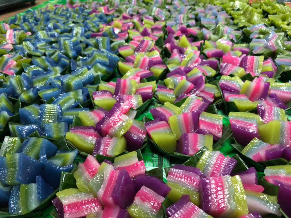 เป็ดพะโล้นายหนับ ตลาดน้ำดอนหวาย, ปังพอนด์_ดอนหวาย, ครัวบ้านเตี่ย ตลาดน้ำวัดดอนหวาย, แพสุวรรณรัตน์ ตลาดริมน้ำดอนหวาย, เป็ดพะโล้นายโอ, เพชรเบเกอรี่, ปลาต้มเค็มป้าต้อย (ตลาดดอนหวาย), ขนมชั้น แสงดาว, ตลาดริมน้ำวัดดอนหวาย จ.นครปฐม, ร้านขนมสอดไส้ผู้พัน - ตลาดน้ำดอนหวาย, ขนมหวานเจ๊โส่ย..ตลาดดอนหวาย, ศรียาภัย ไอศครีมกะทิสด, ขนมตาลป้าไข่, ขนมไทย เจิมทอง ตลาดดอนหวาย, ร้านขนมมุสลิมโบราณ786 ขนมฝักบัว, ขนมเบื้องญวน ขนมหม้อแกงถั่ว, ไข่เค็มป้ายม, นิด หมี่กรอบมันกุ้ง, ร้านกวยจั๊บนายตือ ดอนหวาย