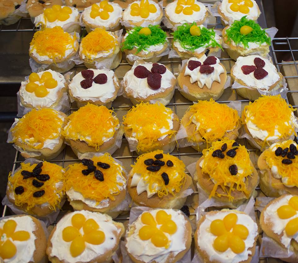 เป็ดพะโล้นายหนับ ตลาดน้ำดอนหวาย, ปังพอนด์_ดอนหวาย, ครัวบ้านเตี่ย ตลาดน้ำวัดดอนหวาย, แพสุวรรณรัตน์ ตลาดริมน้ำดอนหวาย, เป็ดพะโล้นายโอ, เพชรเบเกอรี่, ปลาต้มเค็มป้าต้อย (ตลาดดอนหวาย), ขนมชั้น แสงดาว, ตลาดริมน้ำวัดดอนหวาย จ.นครปฐม, ร้านขนมสอดไส้ผู้พัน - ตลาดน้ำดอนหวาย, ขนมหวานเจ๊โส่ย..ตลาดดอนหวาย, ศรียาภัย ไอศครีมกะทิสด, ขนมตาลป้าไข่, ขนมไทย เจิมทอง ตลาดดอนหวาย, ร้านขนมมุสลิมโบราณ786 ขนมฝักบัว, ขนมเบื้องญวน ขนมหม้อแกงถั่ว, ไข่เค็มป้ายม, นิด หมี่กรอบมันกุ้ง, ร้านกวยจั๊บนายตือ ดอนหวาย