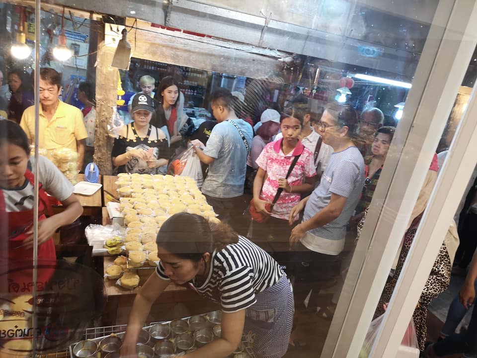 เป็ดพะโล้นายหนับ ตลาดน้ำดอนหวาย, ปังพอนด์_ดอนหวาย, ครัวบ้านเตี่ย ตลาดน้ำวัดดอนหวาย, แพสุวรรณรัตน์ ตลาดริมน้ำดอนหวาย, เป็ดพะโล้นายโอ, เพชรเบเกอรี่, ปลาต้มเค็มป้าต้อย (ตลาดดอนหวาย), ขนมชั้น แสงดาว, ตลาดริมน้ำวัดดอนหวาย จ.นครปฐม, ร้านขนมสอดไส้ผู้พัน - ตลาดน้ำดอนหวาย, ขนมหวานเจ๊โส่ย..ตลาดดอนหวาย, ศรียาภัย ไอศครีมกะทิสด, ขนมตาลป้าไข่, ขนมไทย เจิมทอง ตลาดดอนหวาย, ร้านขนมมุสลิมโบราณ786 ขนมฝักบัว, ขนมเบื้องญวน ขนมหม้อแกงถั่ว, ไข่เค็มป้ายม, นิด หมี่กรอบมันกุ้ง, ร้านกวยจั๊บนายตือ ดอนหวาย