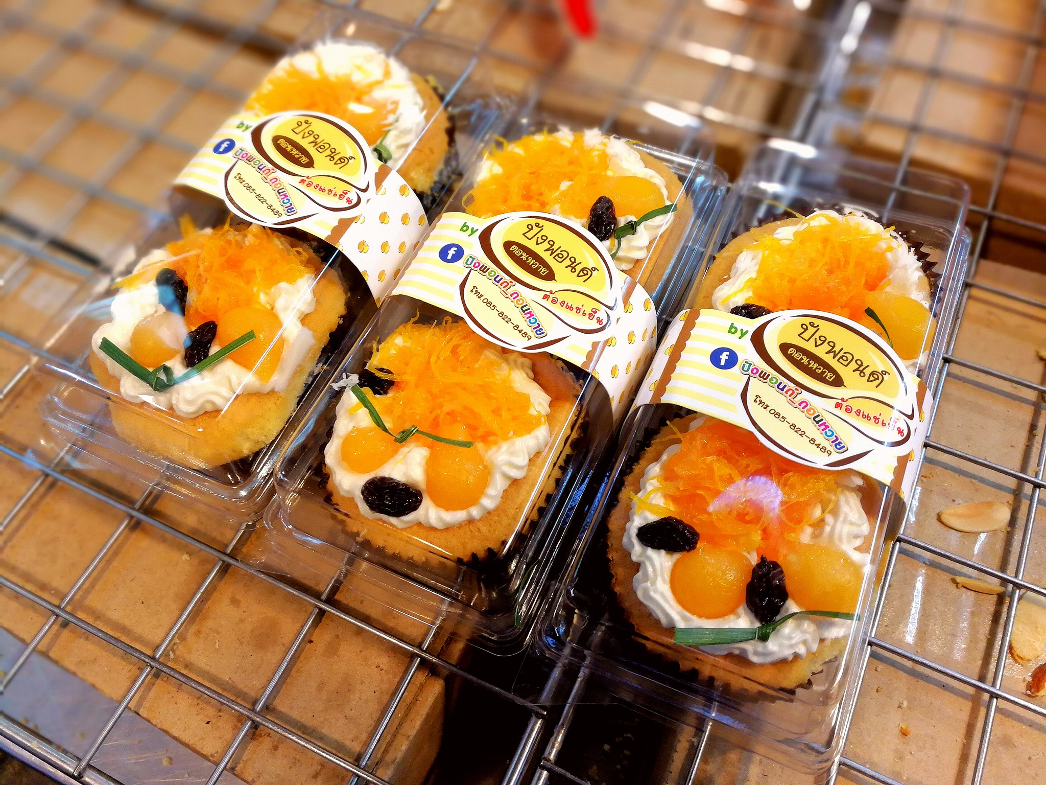 เป็ดพะโล้นายหนับ ตลาดน้ำดอนหวาย, ปังพอนด์_ดอนหวาย, ครัวบ้านเตี่ย ตลาดน้ำวัดดอนหวาย, แพสุวรรณรัตน์ ตลาดริมน้ำดอนหวาย, เป็ดพะโล้นายโอ, เพชรเบเกอรี่, ปลาต้มเค็มป้าต้อย (ตลาดดอนหวาย), ขนมชั้น แสงดาว, ตลาดริมน้ำวัดดอนหวาย จ.นครปฐม, ร้านขนมสอดไส้ผู้พัน - ตลาดน้ำดอนหวาย, ขนมหวานเจ๊โส่ย..ตลาดดอนหวาย, ศรียาภัย ไอศครีมกะทิสด, ขนมตาลป้าไข่, ขนมไทย เจิมทอง ตลาดดอนหวาย, ร้านขนมมุสลิมโบราณ786 ขนมฝักบัว, ขนมเบื้องญวน ขนมหม้อแกงถั่ว, ไข่เค็มป้ายม, นิด หมี่กรอบมันกุ้ง, ร้านกวยจั๊บนายตือ ดอนหวาย