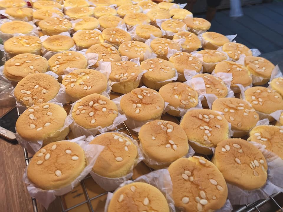 เป็ดพะโล้นายหนับ ตลาดน้ำดอนหวาย, ปังพอนด์_ดอนหวาย, ครัวบ้านเตี่ย ตลาดน้ำวัดดอนหวาย, แพสุวรรณรัตน์ ตลาดริมน้ำดอนหวาย, เป็ดพะโล้นายโอ, เพชรเบเกอรี่, ปลาต้มเค็มป้าต้อย (ตลาดดอนหวาย), ขนมชั้น แสงดาว, ตลาดริมน้ำวัดดอนหวาย จ.นครปฐม, ร้านขนมสอดไส้ผู้พัน - ตลาดน้ำดอนหวาย, ขนมหวานเจ๊โส่ย..ตลาดดอนหวาย, ศรียาภัย ไอศครีมกะทิสด, ขนมตาลป้าไข่, ขนมไทย เจิมทอง ตลาดดอนหวาย, ร้านขนมมุสลิมโบราณ786 ขนมฝักบัว, ขนมเบื้องญวน ขนมหม้อแกงถั่ว, ไข่เค็มป้ายม, นิด หมี่กรอบมันกุ้ง, ร้านกวยจั๊บนายตือ ดอนหวาย