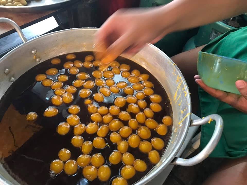 เป็ดพะโล้นายหนับ ตลาดน้ำดอนหวาย, ปังพอนด์_ดอนหวาย, ครัวบ้านเตี่ย ตลาดน้ำวัดดอนหวาย, แพสุวรรณรัตน์ ตลาดริมน้ำดอนหวาย, เป็ดพะโล้นายโอ, เพชรเบเกอรี่, ปลาต้มเค็มป้าต้อย (ตลาดดอนหวาย), ขนมชั้น แสงดาว, ตลาดริมน้ำวัดดอนหวาย จ.นครปฐม, ร้านขนมสอดไส้ผู้พัน - ตลาดน้ำดอนหวาย, ขนมหวานเจ๊โส่ย..ตลาดดอนหวาย, ศรียาภัย ไอศครีมกะทิสด, ขนมตาลป้าไข่, ขนมไทย เจิมทอง ตลาดดอนหวาย, ร้านขนมมุสลิมโบราณ786 ขนมฝักบัว, ขนมเบื้องญวน ขนมหม้อแกงถั่ว, ไข่เค็มป้ายม, นิด หมี่กรอบมันกุ้ง, ร้านกวยจั๊บนายตือ ดอนหวาย