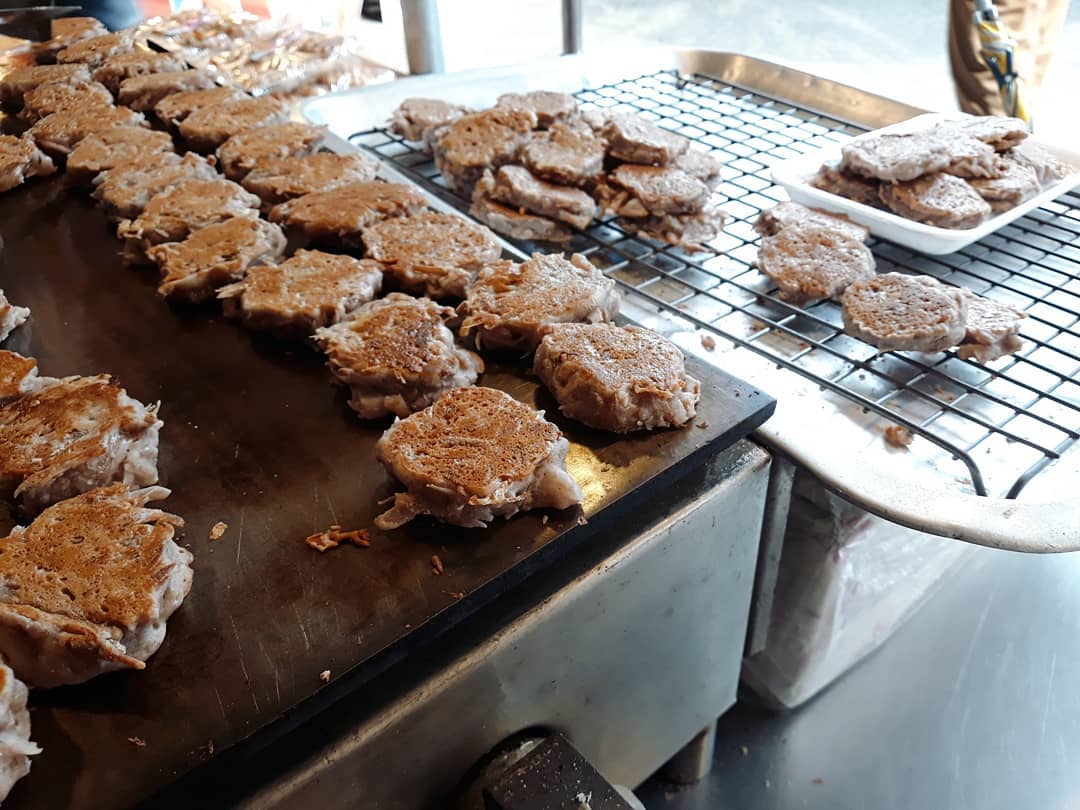 เป็ดพะโล้นายหนับ ตลาดน้ำดอนหวาย, ปังพอนด์_ดอนหวาย, ครัวบ้านเตี่ย ตลาดน้ำวัดดอนหวาย, แพสุวรรณรัตน์ ตลาดริมน้ำดอนหวาย, เป็ดพะโล้นายโอ, เพชรเบเกอรี่, ปลาต้มเค็มป้าต้อย (ตลาดดอนหวาย), ขนมชั้น แสงดาว, ตลาดริมน้ำวัดดอนหวาย จ.นครปฐม, ร้านขนมสอดไส้ผู้พัน - ตลาดน้ำดอนหวาย, ขนมหวานเจ๊โส่ย..ตลาดดอนหวาย, ศรียาภัย ไอศครีมกะทิสด, ขนมตาลป้าไข่, ขนมไทย เจิมทอง ตลาดดอนหวาย, ร้านขนมมุสลิมโบราณ786 ขนมฝักบัว, ขนมเบื้องญวน ขนมหม้อแกงถั่ว, ไข่เค็มป้ายม, นิด หมี่กรอบมันกุ้ง, ร้านกวยจั๊บนายตือ ดอนหวาย