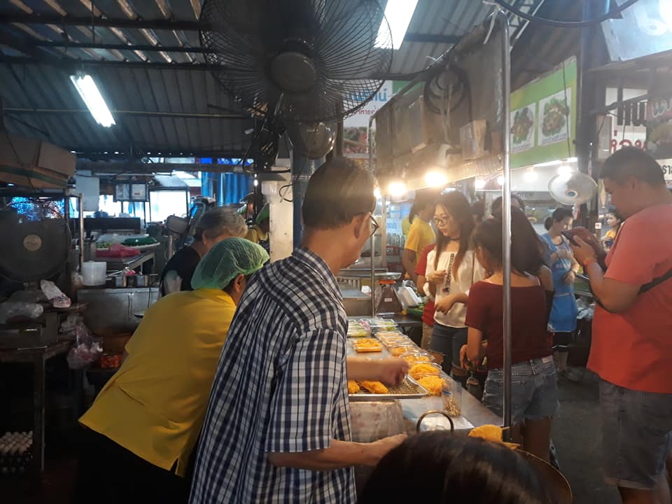 เป็ดพะโล้นายหนับ ตลาดน้ำดอนหวาย, ปังพอนด์_ดอนหวาย, ครัวบ้านเตี่ย ตลาดน้ำวัดดอนหวาย, แพสุวรรณรัตน์ ตลาดริมน้ำดอนหวาย, เป็ดพะโล้นายโอ, เพชรเบเกอรี่, ปลาต้มเค็มป้าต้อย (ตลาดดอนหวาย), ขนมชั้น แสงดาว, ตลาดริมน้ำวัดดอนหวาย จ.นครปฐม, ร้านขนมสอดไส้ผู้พัน - ตลาดน้ำดอนหวาย, ขนมหวานเจ๊โส่ย..ตลาดดอนหวาย, ศรียาภัย ไอศครีมกะทิสด, ขนมตาลป้าไข่, ขนมไทย เจิมทอง ตลาดดอนหวาย, ร้านขนมมุสลิมโบราณ786 ขนมฝักบัว, ขนมเบื้องญวน ขนมหม้อแกงถั่ว, ไข่เค็มป้ายม, นิด หมี่กรอบมันกุ้ง, ร้านกวยจั๊บนายตือ ดอนหวาย