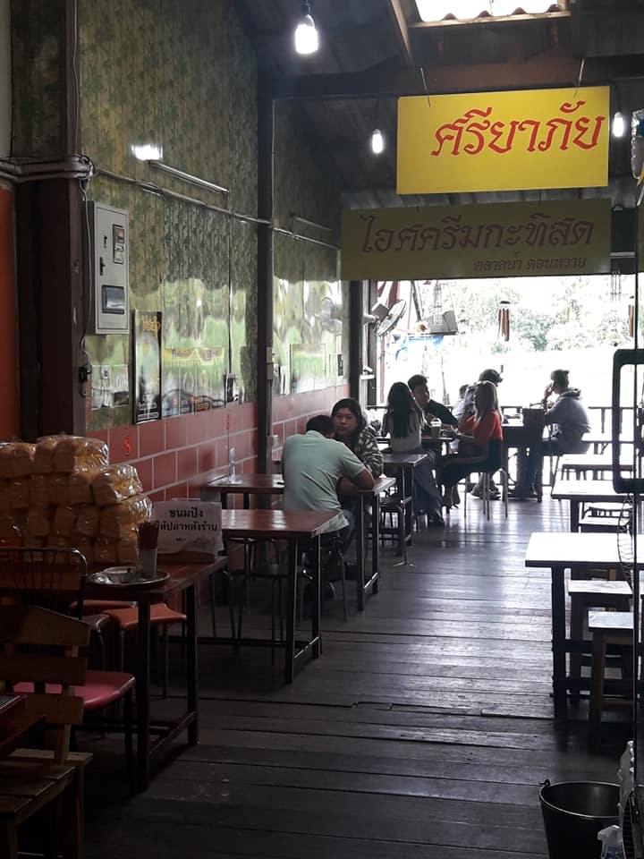 เป็ดพะโล้นายหนับ ตลาดน้ำดอนหวาย, ปังพอนด์_ดอนหวาย, ครัวบ้านเตี่ย ตลาดน้ำวัดดอนหวาย, แพสุวรรณรัตน์ ตลาดริมน้ำดอนหวาย, เป็ดพะโล้นายโอ, เพชรเบเกอรี่, ปลาต้มเค็มป้าต้อย (ตลาดดอนหวาย), ขนมชั้น แสงดาว, ตลาดริมน้ำวัดดอนหวาย จ.นครปฐม, ร้านขนมสอดไส้ผู้พัน - ตลาดน้ำดอนหวาย, ขนมหวานเจ๊โส่ย..ตลาดดอนหวาย, ศรียาภัย ไอศครีมกะทิสด, ขนมตาลป้าไข่, ขนมไทย เจิมทอง ตลาดดอนหวาย, ร้านขนมมุสลิมโบราณ786 ขนมฝักบัว, ขนมเบื้องญวน ขนมหม้อแกงถั่ว, ไข่เค็มป้ายม, นิด หมี่กรอบมันกุ้ง, ร้านกวยจั๊บนายตือ ดอนหวาย