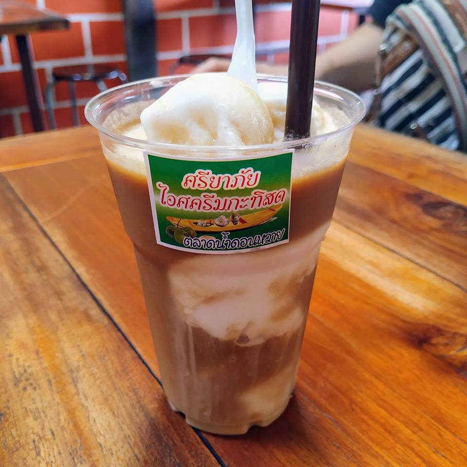 เป็ดพะโล้นายหนับ ตลาดน้ำดอนหวาย, ปังพอนด์_ดอนหวาย, ครัวบ้านเตี่ย ตลาดน้ำวัดดอนหวาย, แพสุวรรณรัตน์ ตลาดริมน้ำดอนหวาย, เป็ดพะโล้นายโอ, เพชรเบเกอรี่, ปลาต้มเค็มป้าต้อย (ตลาดดอนหวาย), ขนมชั้น แสงดาว, ตลาดริมน้ำวัดดอนหวาย จ.นครปฐม, ร้านขนมสอดไส้ผู้พัน - ตลาดน้ำดอนหวาย, ขนมหวานเจ๊โส่ย..ตลาดดอนหวาย, ศรียาภัย ไอศครีมกะทิสด, ขนมตาลป้าไข่, ขนมไทย เจิมทอง ตลาดดอนหวาย, ร้านขนมมุสลิมโบราณ786 ขนมฝักบัว, ขนมเบื้องญวน ขนมหม้อแกงถั่ว, ไข่เค็มป้ายม, นิด หมี่กรอบมันกุ้ง, ร้านกวยจั๊บนายตือ ดอนหวาย