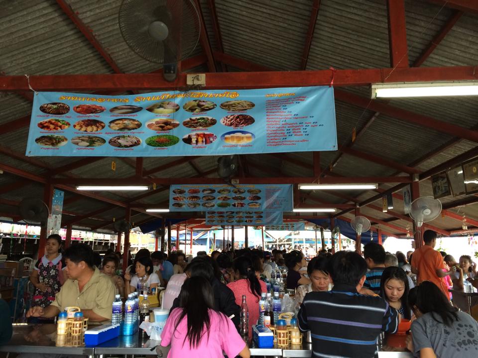 เป็ดพะโล้นายหนับ ตลาดน้ำดอนหวาย, ปังพอนด์_ดอนหวาย, ครัวบ้านเตี่ย ตลาดน้ำวัดดอนหวาย, แพสุวรรณรัตน์ ตลาดริมน้ำดอนหวาย, เป็ดพะโล้นายโอ, เพชรเบเกอรี่, ปลาต้มเค็มป้าต้อย (ตลาดดอนหวาย), ขนมชั้น แสงดาว, ตลาดริมน้ำวัดดอนหวาย จ.นครปฐม, ร้านขนมสอดไส้ผู้พัน - ตลาดน้ำดอนหวาย, ขนมหวานเจ๊โส่ย..ตลาดดอนหวาย, ศรียาภัย ไอศครีมกะทิสด, ขนมตาลป้าไข่, ขนมไทย เจิมทอง ตลาดดอนหวาย, ร้านขนมมุสลิมโบราณ786 ขนมฝักบัว, ขนมเบื้องญวน ขนมหม้อแกงถั่ว, ไข่เค็มป้ายม, นิด หมี่กรอบมันกุ้ง, ร้านกวยจั๊บนายตือ ดอนหวาย