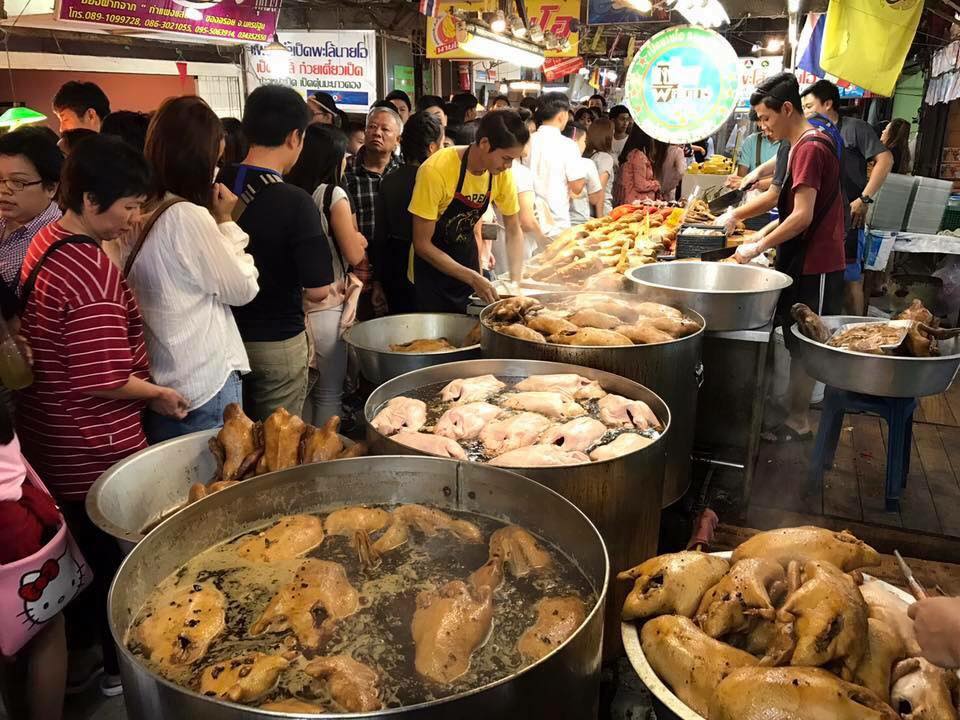 เป็ดพะโล้นายหนับ ตลาดน้ำดอนหวาย, ปังพอนด์_ดอนหวาย, ครัวบ้านเตี่ย ตลาดน้ำวัดดอนหวาย, แพสุวรรณรัตน์ ตลาดริมน้ำดอนหวาย, เป็ดพะโล้นายโอ, เพชรเบเกอรี่, ปลาต้มเค็มป้าต้อย (ตลาดดอนหวาย), ขนมชั้น แสงดาว, ตลาดริมน้ำวัดดอนหวาย จ.นครปฐม, ร้านขนมสอดไส้ผู้พัน - ตลาดน้ำดอนหวาย, ขนมหวานเจ๊โส่ย..ตลาดดอนหวาย, ศรียาภัย ไอศครีมกะทิสด, ขนมตาลป้าไข่, ขนมไทย เจิมทอง ตลาดดอนหวาย, ร้านขนมมุสลิมโบราณ786 ขนมฝักบัว, ขนมเบื้องญวน ขนมหม้อแกงถั่ว, ไข่เค็มป้ายม, นิด หมี่กรอบมันกุ้ง, ร้านกวยจั๊บนายตือ ดอนหวาย