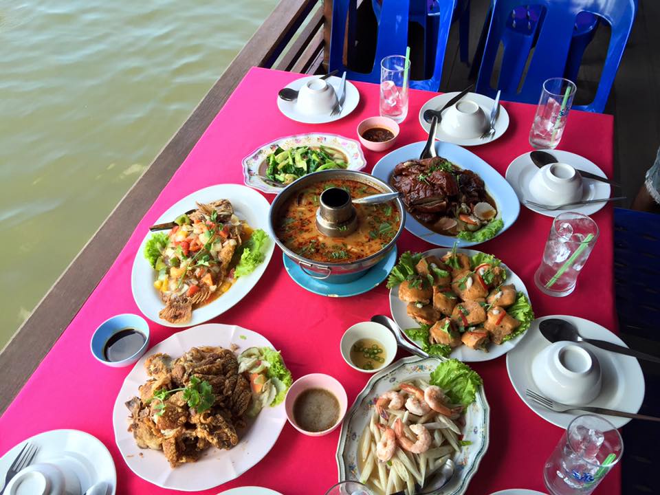 เป็ดพะโล้นายหนับ ตลาดน้ำดอนหวาย, ปังพอนด์_ดอนหวาย, ครัวบ้านเตี่ย ตลาดน้ำวัดดอนหวาย, แพสุวรรณรัตน์ ตลาดริมน้ำดอนหวาย, เป็ดพะโล้นายโอ, เพชรเบเกอรี่, ปลาต้มเค็มป้าต้อย (ตลาดดอนหวาย), ขนมชั้น แสงดาว, ตลาดริมน้ำวัดดอนหวาย จ.นครปฐม, ร้านขนมสอดไส้ผู้พัน - ตลาดน้ำดอนหวาย, ขนมหวานเจ๊โส่ย..ตลาดดอนหวาย, ศรียาภัย ไอศครีมกะทิสด, ขนมตาลป้าไข่, ขนมไทย เจิมทอง ตลาดดอนหวาย, ร้านขนมมุสลิมโบราณ786 ขนมฝักบัว, ขนมเบื้องญวน ขนมหม้อแกงถั่ว, ไข่เค็มป้ายม, นิด หมี่กรอบมันกุ้ง, ร้านกวยจั๊บนายตือ ดอนหวาย