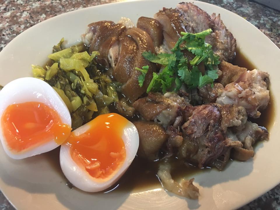 เป็ดพะโล้นายหนับ ตลาดน้ำดอนหวาย, ปังพอนด์_ดอนหวาย, ครัวบ้านเตี่ย ตลาดน้ำวัดดอนหวาย, แพสุวรรณรัตน์ ตลาดริมน้ำดอนหวาย, เป็ดพะโล้นายโอ, เพชรเบเกอรี่, ปลาต้มเค็มป้าต้อย (ตลาดดอนหวาย), ขนมชั้น แสงดาว, ตลาดริมน้ำวัดดอนหวาย จ.นครปฐม, ร้านขนมสอดไส้ผู้พัน - ตลาดน้ำดอนหวาย, ขนมหวานเจ๊โส่ย..ตลาดดอนหวาย, ศรียาภัย ไอศครีมกะทิสด, ขนมตาลป้าไข่, ขนมไทย เจิมทอง ตลาดดอนหวาย, ร้านขนมมุสลิมโบราณ786 ขนมฝักบัว, ขนมเบื้องญวน ขนมหม้อแกงถั่ว, ไข่เค็มป้ายม, นิด หมี่กรอบมันกุ้ง, ร้านกวยจั๊บนายตือ ดอนหวาย