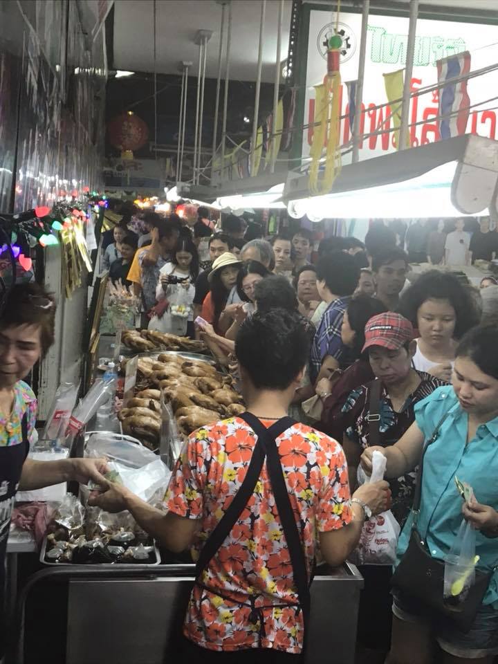 เป็ดพะโล้นายหนับ ตลาดน้ำดอนหวาย, ปังพอนด์_ดอนหวาย, ครัวบ้านเตี่ย ตลาดน้ำวัดดอนหวาย, แพสุวรรณรัตน์ ตลาดริมน้ำดอนหวาย, เป็ดพะโล้นายโอ, เพชรเบเกอรี่, ปลาต้มเค็มป้าต้อย (ตลาดดอนหวาย), ขนมชั้น แสงดาว, ตลาดริมน้ำวัดดอนหวาย จ.นครปฐม, ร้านขนมสอดไส้ผู้พัน - ตลาดน้ำดอนหวาย, ขนมหวานเจ๊โส่ย..ตลาดดอนหวาย, ศรียาภัย ไอศครีมกะทิสด, ขนมตาลป้าไข่, ขนมไทย เจิมทอง ตลาดดอนหวาย, ร้านขนมมุสลิมโบราณ786 ขนมฝักบัว, ขนมเบื้องญวน ขนมหม้อแกงถั่ว, ไข่เค็มป้ายม, นิด หมี่กรอบมันกุ้ง, ร้านกวยจั๊บนายตือ ดอนหวาย