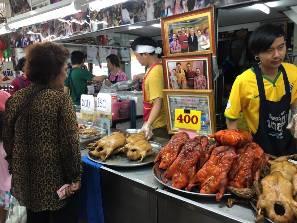 เป็ดพะโล้นายหนับ ตลาดน้ำดอนหวาย, ปังพอนด์_ดอนหวาย, ครัวบ้านเตี่ย ตลาดน้ำวัดดอนหวาย, แพสุวรรณรัตน์ ตลาดริมน้ำดอนหวาย, เป็ดพะโล้นายโอ, เพชรเบเกอรี่, ปลาต้มเค็มป้าต้อย (ตลาดดอนหวาย), ขนมชั้น แสงดาว, ตลาดริมน้ำวัดดอนหวาย จ.นครปฐม, ร้านขนมสอดไส้ผู้พัน - ตลาดน้ำดอนหวาย, ขนมหวานเจ๊โส่ย..ตลาดดอนหวาย, ศรียาภัย ไอศครีมกะทิสด, ขนมตาลป้าไข่, ขนมไทย เจิมทอง ตลาดดอนหวาย, ร้านขนมมุสลิมโบราณ786 ขนมฝักบัว, ขนมเบื้องญวน ขนมหม้อแกงถั่ว, ไข่เค็มป้ายม, นิด หมี่กรอบมันกุ้ง, ร้านกวยจั๊บนายตือ ดอนหวาย