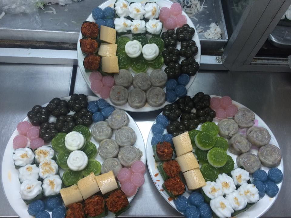 เป็ดพะโล้นายหนับ ตลาดน้ำดอนหวาย, ปังพอนด์_ดอนหวาย, ครัวบ้านเตี่ย ตลาดน้ำวัดดอนหวาย, แพสุวรรณรัตน์ ตลาดริมน้ำดอนหวาย, เป็ดพะโล้นายโอ, เพชรเบเกอรี่, ปลาต้มเค็มป้าต้อย (ตลาดดอนหวาย), ขนมชั้น แสงดาว, ตลาดริมน้ำวัดดอนหวาย จ.นครปฐม, ร้านขนมสอดไส้ผู้พัน - ตลาดน้ำดอนหวาย, ขนมหวานเจ๊โส่ย..ตลาดดอนหวาย, ศรียาภัย ไอศครีมกะทิสด, ขนมตาลป้าไข่, ขนมไทย เจิมทอง ตลาดดอนหวาย, ร้านขนมมุสลิมโบราณ786 ขนมฝักบัว, ขนมเบื้องญวน ขนมหม้อแกงถั่ว, ไข่เค็มป้ายม, นิด หมี่กรอบมันกุ้ง, ร้านกวยจั๊บนายตือ ดอนหวาย