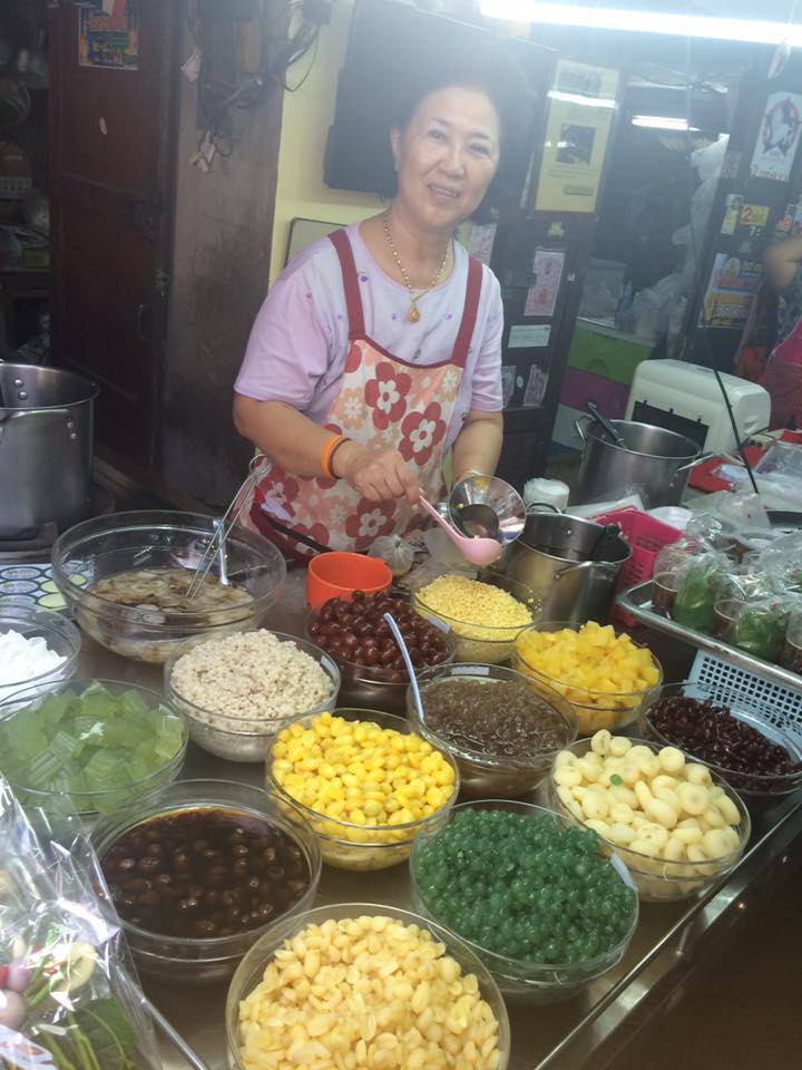 เป็ดพะโล้นายหนับ ตลาดน้ำดอนหวาย, ปังพอนด์_ดอนหวาย, ครัวบ้านเตี่ย ตลาดน้ำวัดดอนหวาย, แพสุวรรณรัตน์ ตลาดริมน้ำดอนหวาย, เป็ดพะโล้นายโอ, เพชรเบเกอรี่, ปลาต้มเค็มป้าต้อย (ตลาดดอนหวาย), ขนมชั้น แสงดาว, ตลาดริมน้ำวัดดอนหวาย จ.นครปฐม, ร้านขนมสอดไส้ผู้พัน - ตลาดน้ำดอนหวาย, ขนมหวานเจ๊โส่ย..ตลาดดอนหวาย, ศรียาภัย ไอศครีมกะทิสด, ขนมตาลป้าไข่, ขนมไทย เจิมทอง ตลาดดอนหวาย, ร้านขนมมุสลิมโบราณ786 ขนมฝักบัว, ขนมเบื้องญวน ขนมหม้อแกงถั่ว, ไข่เค็มป้ายม, นิด หมี่กรอบมันกุ้ง, ร้านกวยจั๊บนายตือ ดอนหวาย