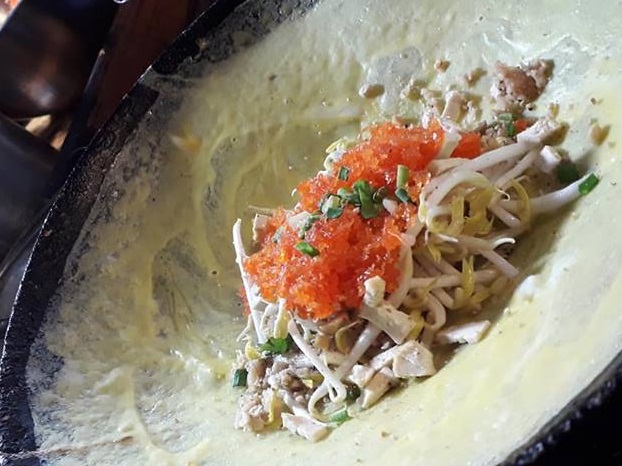 เป็ดพะโล้นายหนับ ตลาดน้ำดอนหวาย, ปังพอนด์_ดอนหวาย, ครัวบ้านเตี่ย ตลาดน้ำวัดดอนหวาย, แพสุวรรณรัตน์ ตลาดริมน้ำดอนหวาย, เป็ดพะโล้นายโอ, เพชรเบเกอรี่, ปลาต้มเค็มป้าต้อย (ตลาดดอนหวาย), ขนมชั้น แสงดาว, ตลาดริมน้ำวัดดอนหวาย จ.นครปฐม, ร้านขนมสอดไส้ผู้พัน - ตลาดน้ำดอนหวาย, ขนมหวานเจ๊โส่ย..ตลาดดอนหวาย, ศรียาภัย ไอศครีมกะทิสด, ขนมตาลป้าไข่, ขนมไทย เจิมทอง ตลาดดอนหวาย, ร้านขนมมุสลิมโบราณ786 ขนมฝักบัว, ขนมเบื้องญวน ขนมหม้อแกงถั่ว, ไข่เค็มป้ายม, นิด หมี่กรอบมันกุ้ง, ร้านกวยจั๊บนายตือ ดอนหวาย