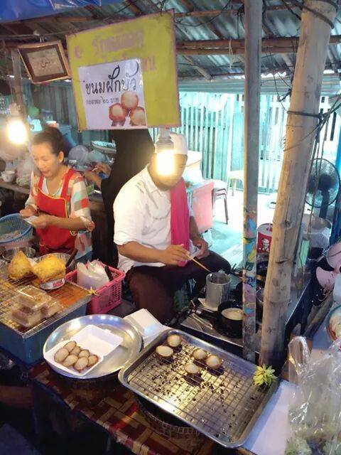 เป็ดพะโล้นายหนับ ตลาดน้ำดอนหวาย, ปังพอนด์_ดอนหวาย, ครัวบ้านเตี่ย ตลาดน้ำวัดดอนหวาย, แพสุวรรณรัตน์ ตลาดริมน้ำดอนหวาย, เป็ดพะโล้นายโอ, เพชรเบเกอรี่, ปลาต้มเค็มป้าต้อย (ตลาดดอนหวาย), ขนมชั้น แสงดาว, ตลาดริมน้ำวัดดอนหวาย จ.นครปฐม, ร้านขนมสอดไส้ผู้พัน - ตลาดน้ำดอนหวาย, ขนมหวานเจ๊โส่ย..ตลาดดอนหวาย, ศรียาภัย ไอศครีมกะทิสด, ขนมตาลป้าไข่, ขนมไทย เจิมทอง ตลาดดอนหวาย, ร้านขนมมุสลิมโบราณ786 ขนมฝักบัว, ขนมเบื้องญวน ขนมหม้อแกงถั่ว, ไข่เค็มป้ายม, นิด หมี่กรอบมันกุ้ง, ร้านกวยจั๊บนายตือ ดอนหวาย