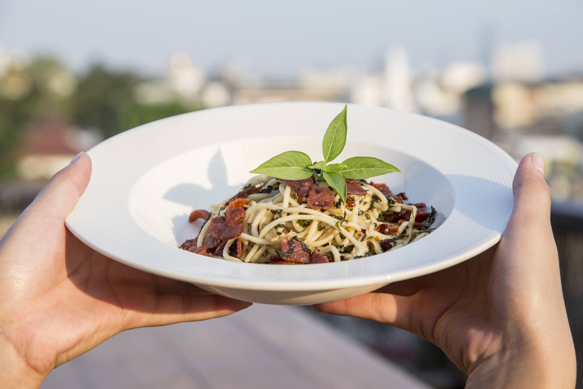 Moonshine Bar, พิซซ่าลันตา Pizza Lanta, Chart Bar, At-Mosphere Rooftop Cafe', Molly, Buddy Beer, Fu Bar, Prime Burger Khaosan, Ranee’s Restaurant, Hippie De Bar