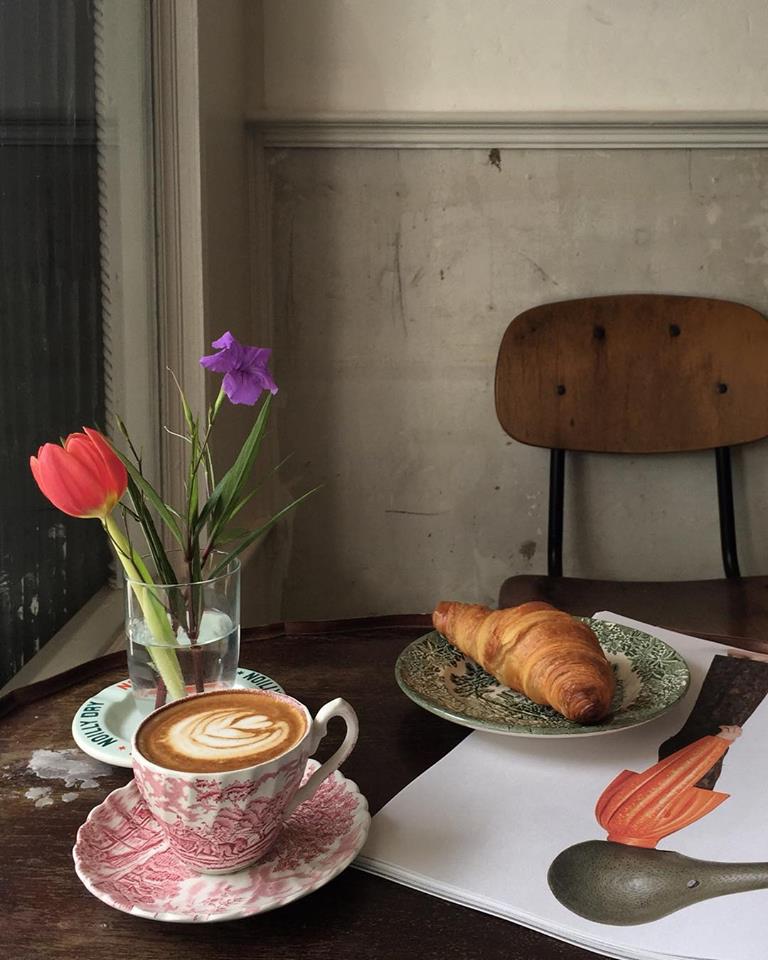 อร่อยเด็ด, ร้านข้าวต้มนายอ๋า, ร้านฟ้ามุ่ย, ร้านสุธาทิพย์, Blue Tree coffeebar, ร้านชั่งเส็ง ก๋วยเตี๋ยวลูกชิ้นปลา (เจ้เกียว), Pat Cafe Boraan แพท คาเฟ่ โบราณ, อ้วนโภชนา อาหารไทย อีสาน , ครัวป้าแดงบางลำพู, Cafe' Velodome