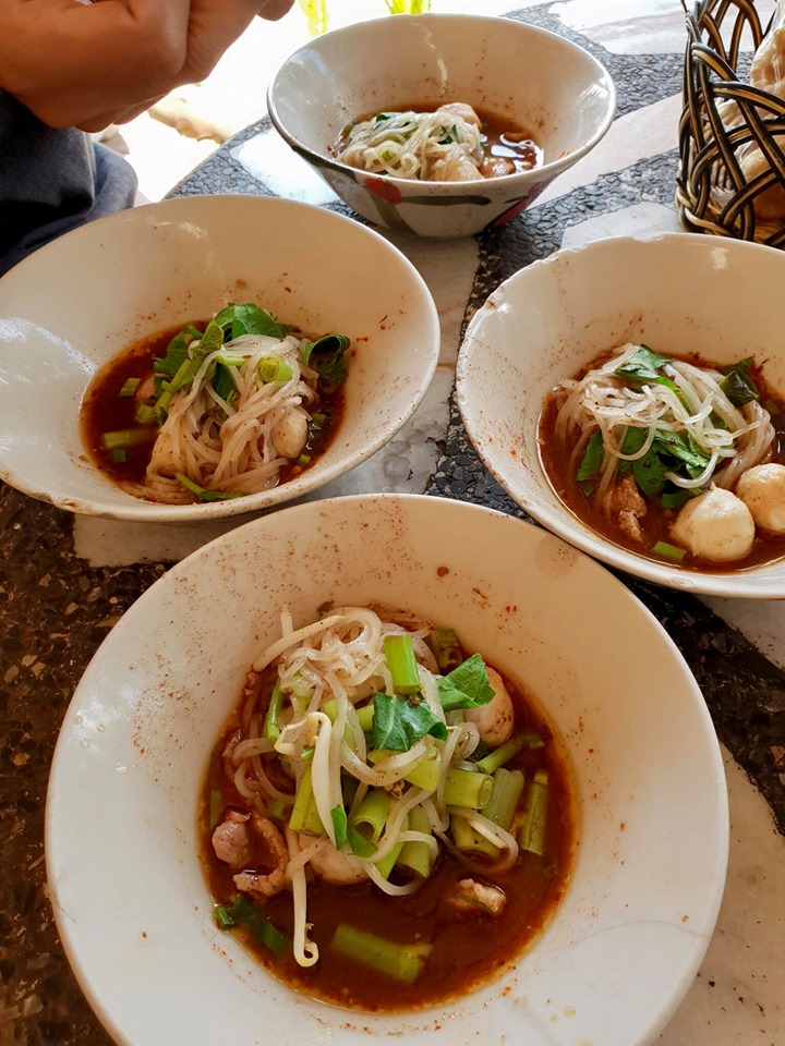 ก๋วยเตี๋ยวเรือในคลอง อยุธยา, กรุงเก่า"เตี๋ยวเรือ", ก๋วยเตี๋ยวเรือลวกปากริมคลอง & หมูกะทะ อยุธยา, ก๋วยเตี๋ยวเรืออยุธยา-โอชินสูตรโบราณ, ร้านก๋วยเตี๋ยวเรือโอ่งบนแพริมแม่น้ำน้อย, ก๋วยเตี๋ยวเรือกิมหลวน อยุธยา, ก๋วยเตี๋ยวเรือ ตาลเดี่ยว'เตี๋ยวเรือ, ก๋วยเตี๊ยวลุงแจ๊ะ (บัวหวาน), ร้านก๋วยเตี๋ยวตาไห (คลองท่อ), ก๋วยเตี๋ยวเรือแม่วันดี อยุธยา, ก๋วยเตี๋ยวเรือแม่ต่วม อยุธยา, ก๋วยเตี๋ยวเรือ เสือร้องไห้, ก๋วยเตี๋ยวเรือ "รสโจ๊ะ" ป้าไวท์, ก๋วยเตี๋ยวเรืออยุธยา ป้าษา2, ก๋วยเตี๋ยววัดใหญ่, ก๋วยเตี๋ยวเรือห้อยขา อยุธยา, ก๋วยเตี๋ยวเรือนายอ๊อฟ สูตร”ยายจง”รสดั้งเดิม, ไทยเทวา ก๋วยเตี๋ยวเรืออยุธยา, ต้อยตลาดแตก สาขาใหญ่ ก๋วยเตี๋ยวเรืออยุธยา