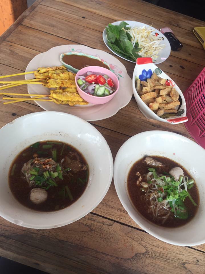 ก๋วยเตี๋ยวเรือในคลอง อยุธยา, กรุงเก่า"เตี๋ยวเรือ", ก๋วยเตี๋ยวเรือลวกปากริมคลอง & หมูกะทะ อยุธยา, ก๋วยเตี๋ยวเรืออยุธยา-โอชินสูตรโบราณ, ร้านก๋วยเตี๋ยวเรือโอ่งบนแพริมแม่น้ำน้อย, ก๋วยเตี๋ยวเรือกิมหลวน อยุธยา, ก๋วยเตี๋ยวเรือ ตาลเดี่ยว'เตี๋ยวเรือ, ก๋วยเตี๊ยวลุงแจ๊ะ (บัวหวาน), ร้านก๋วยเตี๋ยวตาไห (คลองท่อ), ก๋วยเตี๋ยวเรือแม่วันดี อยุธยา, ก๋วยเตี๋ยวเรือแม่ต่วม อยุธยา, ก๋วยเตี๋ยวเรือ เสือร้องไห้, ก๋วยเตี๋ยวเรือ "รสโจ๊ะ" ป้าไวท์, ก๋วยเตี๋ยวเรืออยุธยา ป้าษา2, ก๋วยเตี๋ยววัดใหญ่, ก๋วยเตี๋ยวเรือห้อยขา อยุธยา, ก๋วยเตี๋ยวเรือนายอ๊อฟ สูตร”ยายจง”รสดั้งเดิม, ไทยเทวา ก๋วยเตี๋ยวเรืออยุธยา, ต้อยตลาดแตก สาขาใหญ่ ก๋วยเตี๋ยวเรืออยุธยา