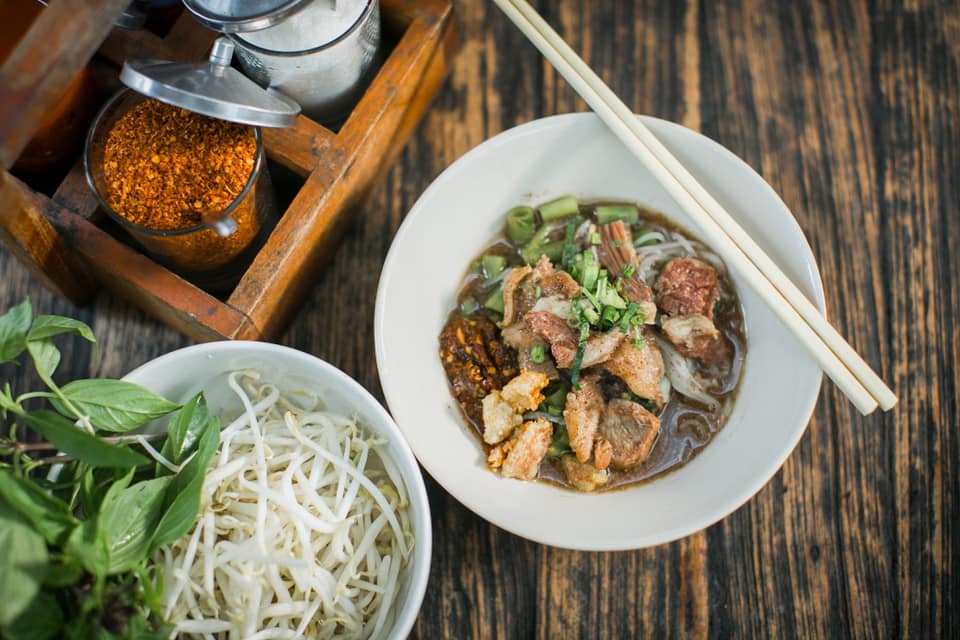 ก๋วยเตี๋ยวเรือในคลอง อยุธยา, กรุงเก่า"เตี๋ยวเรือ", ก๋วยเตี๋ยวเรือลวกปากริมคลอง & หมูกะทะ อยุธยา, ก๋วยเตี๋ยวเรืออยุธยา-โอชินสูตรโบราณ, ร้านก๋วยเตี๋ยวเรือโอ่งบนแพริมแม่น้ำน้อย, ก๋วยเตี๋ยวเรือกิมหลวน อยุธยา, ก๋วยเตี๋ยวเรือ ตาลเดี่ยว'เตี๋ยวเรือ, ก๋วยเตี๊ยวลุงแจ๊ะ (บัวหวาน), ร้านก๋วยเตี๋ยวตาไห (คลองท่อ), ก๋วยเตี๋ยวเรือแม่วันดี อยุธยา, ก๋วยเตี๋ยวเรือแม่ต่วม อยุธยา, ก๋วยเตี๋ยวเรือ เสือร้องไห้, ก๋วยเตี๋ยวเรือ "รสโจ๊ะ" ป้าไวท์, ก๋วยเตี๋ยวเรืออยุธยา ป้าษา2, ก๋วยเตี๋ยววัดใหญ่, ก๋วยเตี๋ยวเรือห้อยขา อยุธยา, ก๋วยเตี๋ยวเรือนายอ๊อฟ สูตร”ยายจง”รสดั้งเดิม, ไทยเทวา ก๋วยเตี๋ยวเรืออยุธยา, ต้อยตลาดแตก สาขาใหญ่ ก๋วยเตี๋ยวเรืออยุธยา