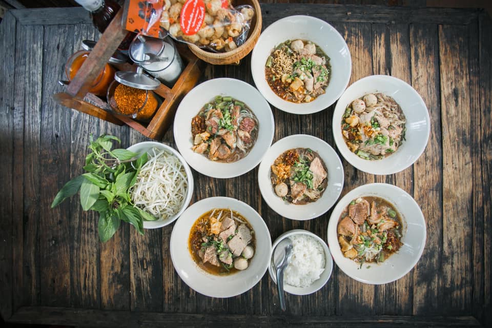 ก๋วยเตี๋ยวเรือในคลอง อยุธยา, กรุงเก่า"เตี๋ยวเรือ", ก๋วยเตี๋ยวเรือลวกปากริมคลอง & หมูกะทะ อยุธยา, ก๋วยเตี๋ยวเรืออยุธยา-โอชินสูตรโบราณ, ร้านก๋วยเตี๋ยวเรือโอ่งบนแพริมแม่น้ำน้อย, ก๋วยเตี๋ยวเรือกิมหลวน อยุธยา, ก๋วยเตี๋ยวเรือ ตาลเดี่ยว'เตี๋ยวเรือ, ก๋วยเตี๊ยวลุงแจ๊ะ (บัวหวาน), ร้านก๋วยเตี๋ยวตาไห (คลองท่อ), ก๋วยเตี๋ยวเรือแม่วันดี อยุธยา, ก๋วยเตี๋ยวเรือแม่ต่วม อยุธยา, ก๋วยเตี๋ยวเรือ เสือร้องไห้, ก๋วยเตี๋ยวเรือ "รสโจ๊ะ" ป้าไวท์, ก๋วยเตี๋ยวเรืออยุธยา ป้าษา2, ก๋วยเตี๋ยววัดใหญ่, ก๋วยเตี๋ยวเรือห้อยขา อยุธยา, ก๋วยเตี๋ยวเรือนายอ๊อฟ สูตร”ยายจง”รสดั้งเดิม, ไทยเทวา ก๋วยเตี๋ยวเรืออยุธยา, ต้อยตลาดแตก สาขาใหญ่ ก๋วยเตี๋ยวเรืออยุธยา