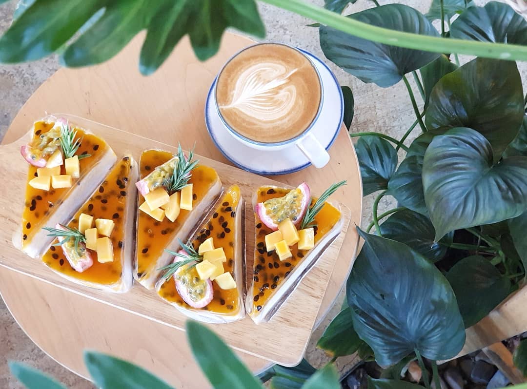 Pakron - พักร้อน เกาะล้าน, Fat Submarine Cafe, เกาะล้านคอฟฟี่แคมป์, Maharak Cafe, Never too small kohlarn, Love on sea, บัวลอยวันวานคาเฟ่ เกาะล้าน