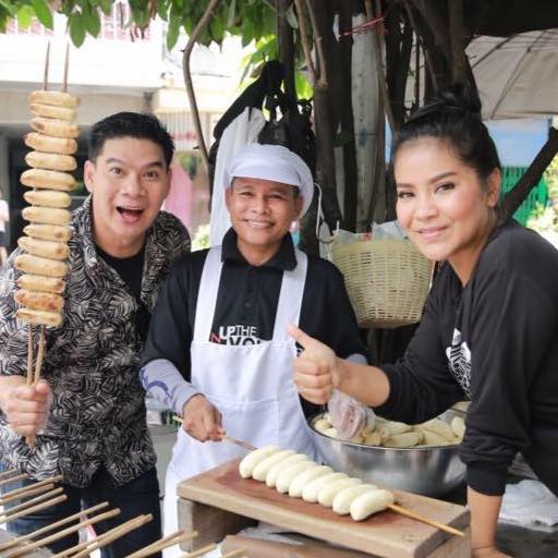 ก๋วยเตี๋ยวผัดงี่เง่า at เจ๊เบญ โอเดี้ยน, ร้านฮั้นโภชนา, เจ๊เฮี้ยง ก๋วยเตี๋ยวลูกชิ้นปลา ตลาดน้อย, ข้าวต้มปลาตลาดน้อย, Baan Chim Cha, อาฉีไก่ทอด, มานพ สุกี้รถกระบะ, แดงราชาหอยทอด, โจ๊ก เจ๊หมวยเกี้ย-ดั้งเดิม, เป็ดตุ๋นเจ้าท่า, ซี่โครงปราณ, คุณปุ๊กะหรี่ปั๊บ ณ ตลาดน้อย, แต้เล่าจิ้นเส็ง, Li Bing Waffle Parlour, Mana Craft, Jap Bread ตลาดน้อย, ฮงเซียงกง