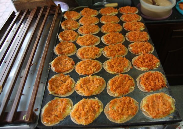 ส้มตำอุทุมพรกสิกรบางลำพู, คาริม โรตีมะตะบะ​, ขนมจีนน้ำยา บางลำภู, เจ้กบบางลำภู ต้มยำกุ้งรอบกลางคืน, Patonggo Cafe, จิระเย็นตาโฟ, ข้าวแกงบางลำพู 2517, ขนมเบื้องแม่ประภา, อาอีซะฮ์ รสดี, พัวกี่, ก๋วยเตี๋ยวลูกชิ้นปลานายง้ำ, โรงนํ้าชา มิตรามิตร, ข้าวแช่แม่ศิริ บางลำพู, พิกุลถั่วแปบแป้งสด, ห้องอาหารกร บางลำพู, เตี๋ยวตุ๋นบ้านสวน สาขาบางลำพู