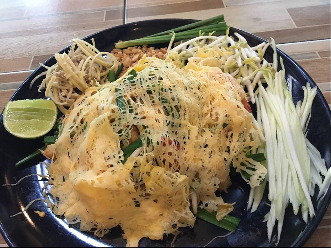 อร่อยเด็ด, ร้านข้าวต้มนายอ๋า, ร้านฟ้ามุ่ย, ร้านสุธาทิพย์, Blue Tree coffeebar, ร้านชั่งเส็ง ก๋วยเตี๋ยวลูกชิ้นปลา (เจ้เกียว), Pat Cafe Boraan แพท คาเฟ่ โบราณ, อ้วนโภชนา อาหารไทย อีสาน , ครัวป้าแดงบางลำพู, Cafe' Velodome