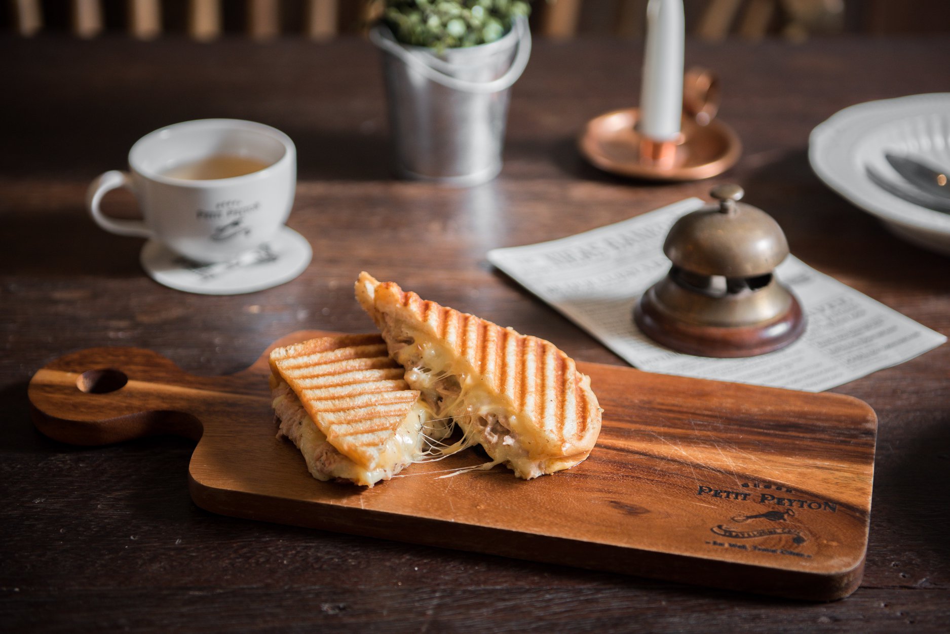 อร่อยเด็ด, ร้านข้าวต้มนายอ๋า, ร้านฟ้ามุ่ย, ร้านสุธาทิพย์, Blue Tree coffeebar, ร้านชั่งเส็ง ก๋วยเตี๋ยวลูกชิ้นปลา (เจ้เกียว), Pat Cafe Boraan แพท คาเฟ่ โบราณ, อ้วนโภชนา อาหารไทย อีสาน , ครัวป้าแดงบางลำพู, Cafe' Velodome