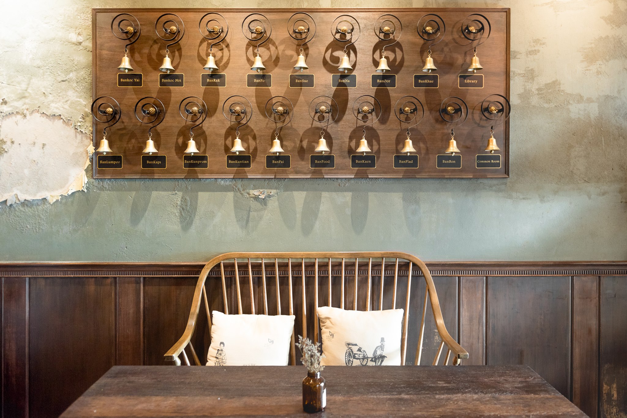 อร่อยเด็ด, ร้านข้าวต้มนายอ๋า, ร้านฟ้ามุ่ย, ร้านสุธาทิพย์, Blue Tree coffeebar, ร้านชั่งเส็ง ก๋วยเตี๋ยวลูกชิ้นปลา (เจ้เกียว), Pat Cafe Boraan แพท คาเฟ่ โบราณ, อ้วนโภชนา อาหารไทย อีสาน , ครัวป้าแดงบางลำพู, Cafe' Velodome