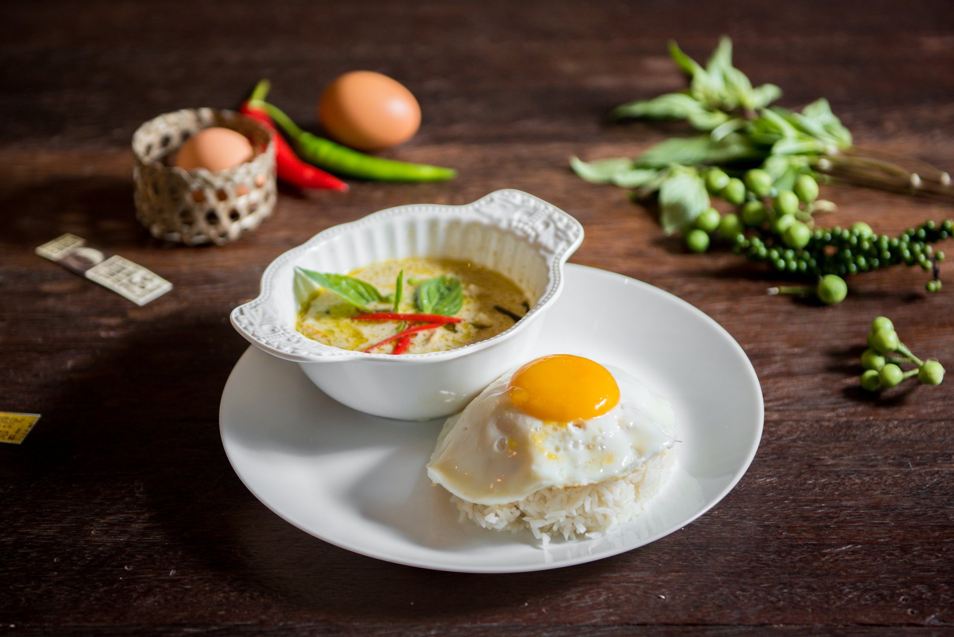 อร่อยเด็ด, ร้านข้าวต้มนายอ๋า, ร้านฟ้ามุ่ย, ร้านสุธาทิพย์, Blue Tree coffeebar, ร้านชั่งเส็ง ก๋วยเตี๋ยวลูกชิ้นปลา (เจ้เกียว), Pat Cafe Boraan แพท คาเฟ่ โบราณ, อ้วนโภชนา อาหารไทย อีสาน , ครัวป้าแดงบางลำพู, Cafe' Velodome