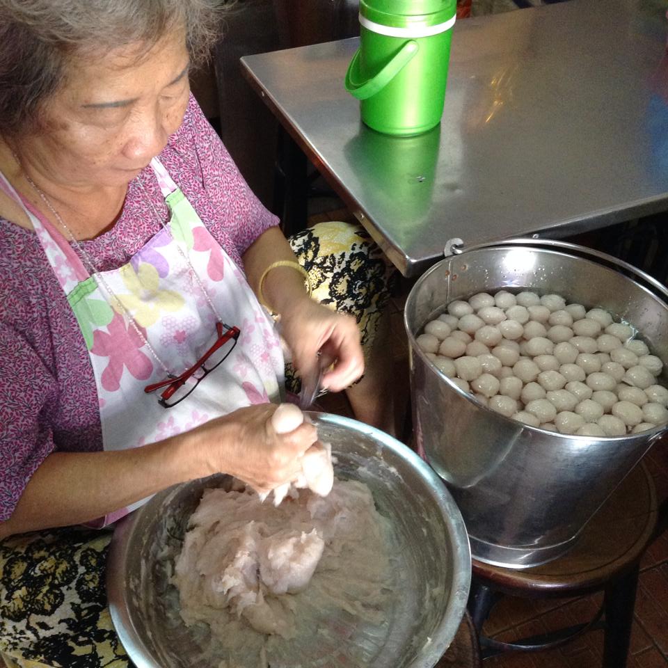 อร่อยเด็ด, ร้านข้าวต้มนายอ๋า, ร้านฟ้ามุ่ย, ร้านสุธาทิพย์, Blue Tree coffeebar, ร้านชั่งเส็ง ก๋วยเตี๋ยวลูกชิ้นปลา (เจ้เกียว), Pat Cafe Boraan แพท คาเฟ่ โบราณ, อ้วนโภชนา อาหารไทย อีสาน , ครัวป้าแดงบางลำพู, Cafe' Velodome