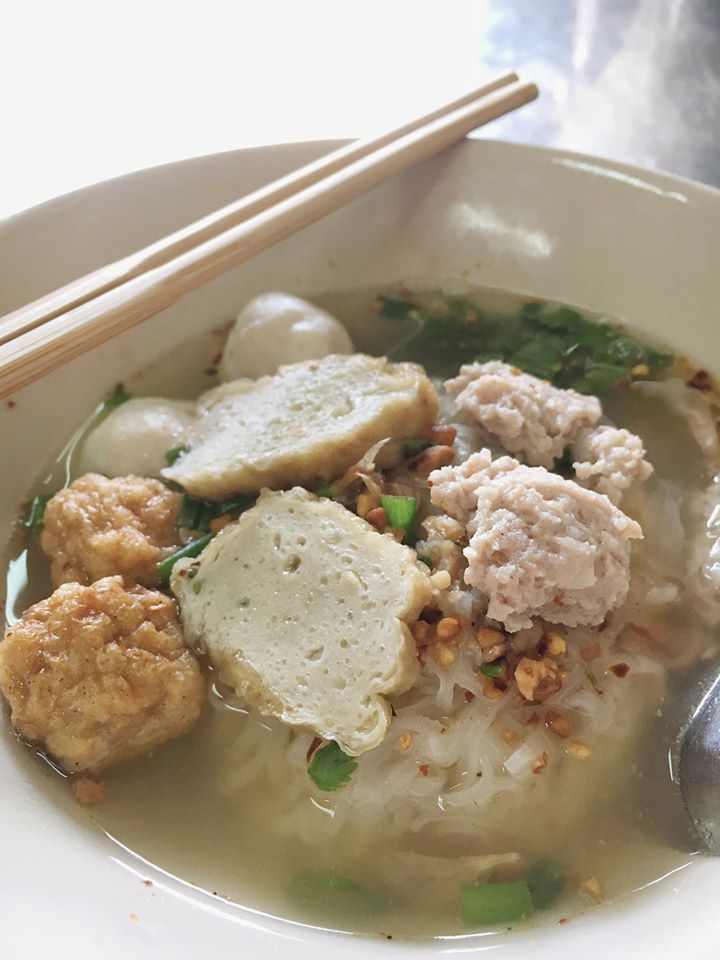 อร่อยเด็ด, ร้านข้าวต้มนายอ๋า, ร้านฟ้ามุ่ย, ร้านสุธาทิพย์, Blue Tree coffeebar, ร้านชั่งเส็ง ก๋วยเตี๋ยวลูกชิ้นปลา (เจ้เกียว), Pat Cafe Boraan แพท คาเฟ่ โบราณ, อ้วนโภชนา อาหารไทย อีสาน , ครัวป้าแดงบางลำพู, Cafe' Velodome