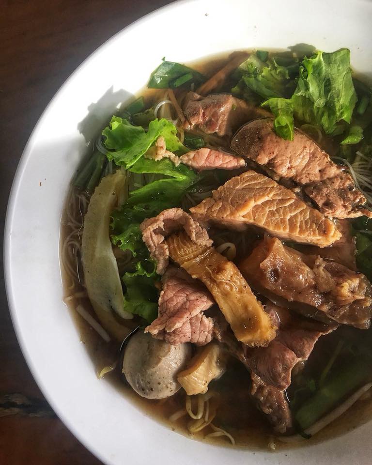 อร่อยเด็ด, ร้านข้าวต้มนายอ๋า, ร้านฟ้ามุ่ย, ร้านสุธาทิพย์, Blue Tree coffeebar, ร้านชั่งเส็ง ก๋วยเตี๋ยวลูกชิ้นปลา (เจ้เกียว), Pat Cafe Boraan แพท คาเฟ่ โบราณ, อ้วนโภชนา อาหารไทย อีสาน , ครัวป้าแดงบางลำพู, Cafe' Velodome