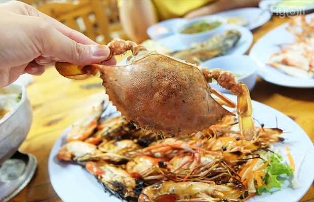 ครัวลุงมันซีฟู้ด, ตั้งฉ่ายซีฟู้ด, บ้านไร่น้ำอิง, พรทะเลซีฟู้ด, ศิริกัญญาซีฟู๊ด, ผึ้งทะเลเผา เบอร์ 9, ครัวป้ายืนซีฟู้ด, นู๋ยาซีฟู้ดชะอำ, ครัวเม็ดทราย, บ้านครัวทะเล, ครัวห้วยทราย, Platoo Restaurant, ครัวป้าเฉลียว, ร้านครัวพี่เปี๊ยก บางควาย