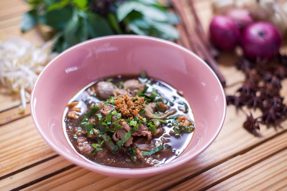 ก๋วยเตี๋ยวเรือคุณนาย,   ก๋วยเตี๋ยวเรือคุณนายเป็นร้านก๋วยเตี๋ยวเนื้อ-หมูน้ำตกน้ำข้นๆ ปรุงพร้อมเสิร์ฟชามต่อชาม เน้นเรื่องความสะอาดสดใหม่ใส่ใจทุกเมนู แต่ละอย่างยั่วน้ำลายสุดๆ ทั้งน้ำตกหมู น้ำตกเนื้อ ต้มยำไข่ เย็นตาโฟต้มยำ เริ่มที่ 35 บาท ปิดท้ายด้วยเครื่องดื่มชื่นใจสุดๆ อย่างน้ำลำไย อยากอร่อยแบบเต็มชาม หรืออยากชื่นใจกับเครื่องดื่มสมุนไพรสูตรทางร้านต้องแวะมานะคะ, ก๋วยเตี๋ยวเรืออยุธยา รจ'เด็จ, ก๋วยเตี๋ยวเรือคลองสระบัว, ก๋วยเตี๋ยวเรือห้อยขา อยุธยา, ก๋วยเตี๋ยววัดใหญ่, ก๋วยเตี๋ยวเรืออยุธยา-โอชินสูตรโบราณ