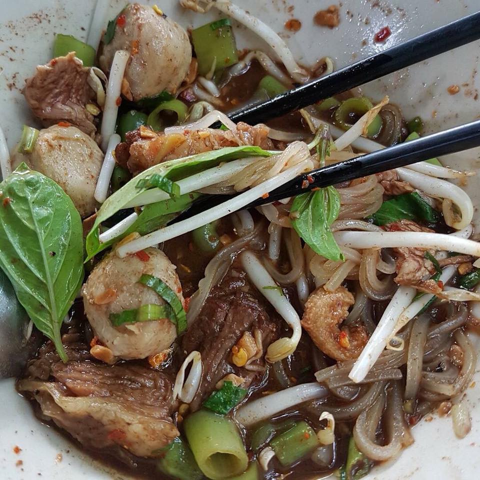 ก๋วยเตี๋ยวเรือคุณนาย,   ก๋วยเตี๋ยวเรือคุณนายเป็นร้านก๋วยเตี๋ยวเนื้อ-หมูน้ำตกน้ำข้นๆ ปรุงพร้อมเสิร์ฟชามต่อชาม เน้นเรื่องความสะอาดสดใหม่ใส่ใจทุกเมนู แต่ละอย่างยั่วน้ำลายสุดๆ ทั้งน้ำตกหมู น้ำตกเนื้อ ต้มยำไข่ เย็นตาโฟต้มยำ เริ่มที่ 35 บาท ปิดท้ายด้วยเครื่องดื่มชื่นใจสุดๆ อย่างน้ำลำไย อยากอร่อยแบบเต็มชาม หรืออยากชื่นใจกับเครื่องดื่มสมุนไพรสูตรทางร้านต้องแวะมานะคะ, ก๋วยเตี๋ยวเรืออยุธยา รจ'เด็จ, ก๋วยเตี๋ยวเรือคลองสระบัว, ก๋วยเตี๋ยวเรือห้อยขา อยุธยา, ก๋วยเตี๋ยววัดใหญ่, ก๋วยเตี๋ยวเรืออยุธยา-โอชินสูตรโบราณ