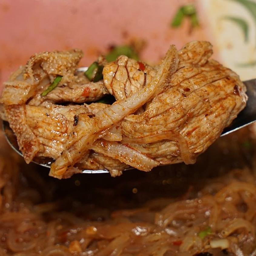 ก๋วยเตี๋ยวเรือคุณนาย,   ก๋วยเตี๋ยวเรือคุณนายเป็นร้านก๋วยเตี๋ยวเนื้อ-หมูน้ำตกน้ำข้นๆ ปรุงพร้อมเสิร์ฟชามต่อชาม เน้นเรื่องความสะอาดสดใหม่ใส่ใจทุกเมนู แต่ละอย่างยั่วน้ำลายสุดๆ ทั้งน้ำตกหมู น้ำตกเนื้อ ต้มยำไข่ เย็นตาโฟต้มยำ เริ่มที่ 35 บาท ปิดท้ายด้วยเครื่องดื่มชื่นใจสุดๆ อย่างน้ำลำไย อยากอร่อยแบบเต็มชาม หรืออยากชื่นใจกับเครื่องดื่มสมุนไพรสูตรทางร้านต้องแวะมานะคะ, ก๋วยเตี๋ยวเรืออยุธยา รจ'เด็จ, ก๋วยเตี๋ยวเรือคลองสระบัว, ก๋วยเตี๋ยวเรือห้อยขา อยุธยา, ก๋วยเตี๋ยววัดใหญ่, ก๋วยเตี๋ยวเรืออยุธยา-โอชินสูตรโบราณ