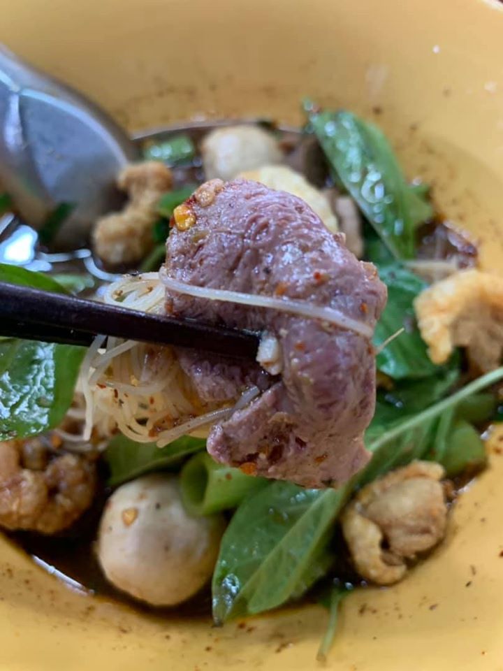 ก๋วยเตี๋ยวเรือคุณนาย,   ก๋วยเตี๋ยวเรือคุณนายเป็นร้านก๋วยเตี๋ยวเนื้อ-หมูน้ำตกน้ำข้นๆ ปรุงพร้อมเสิร์ฟชามต่อชาม เน้นเรื่องความสะอาดสดใหม่ใส่ใจทุกเมนู แต่ละอย่างยั่วน้ำลายสุดๆ ทั้งน้ำตกหมู น้ำตกเนื้อ ต้มยำไข่ เย็นตาโฟต้มยำ เริ่มที่ 35 บาท ปิดท้ายด้วยเครื่องดื่มชื่นใจสุดๆ อย่างน้ำลำไย อยากอร่อยแบบเต็มชาม หรืออยากชื่นใจกับเครื่องดื่มสมุนไพรสูตรทางร้านต้องแวะมานะคะ, ก๋วยเตี๋ยวเรืออยุธยา รจ'เด็จ, ก๋วยเตี๋ยวเรือคลองสระบัว, ก๋วยเตี๋ยวเรือห้อยขา อยุธยา, ก๋วยเตี๋ยววัดใหญ่, ก๋วยเตี๋ยวเรืออยุธยา-โอชินสูตรโบราณ